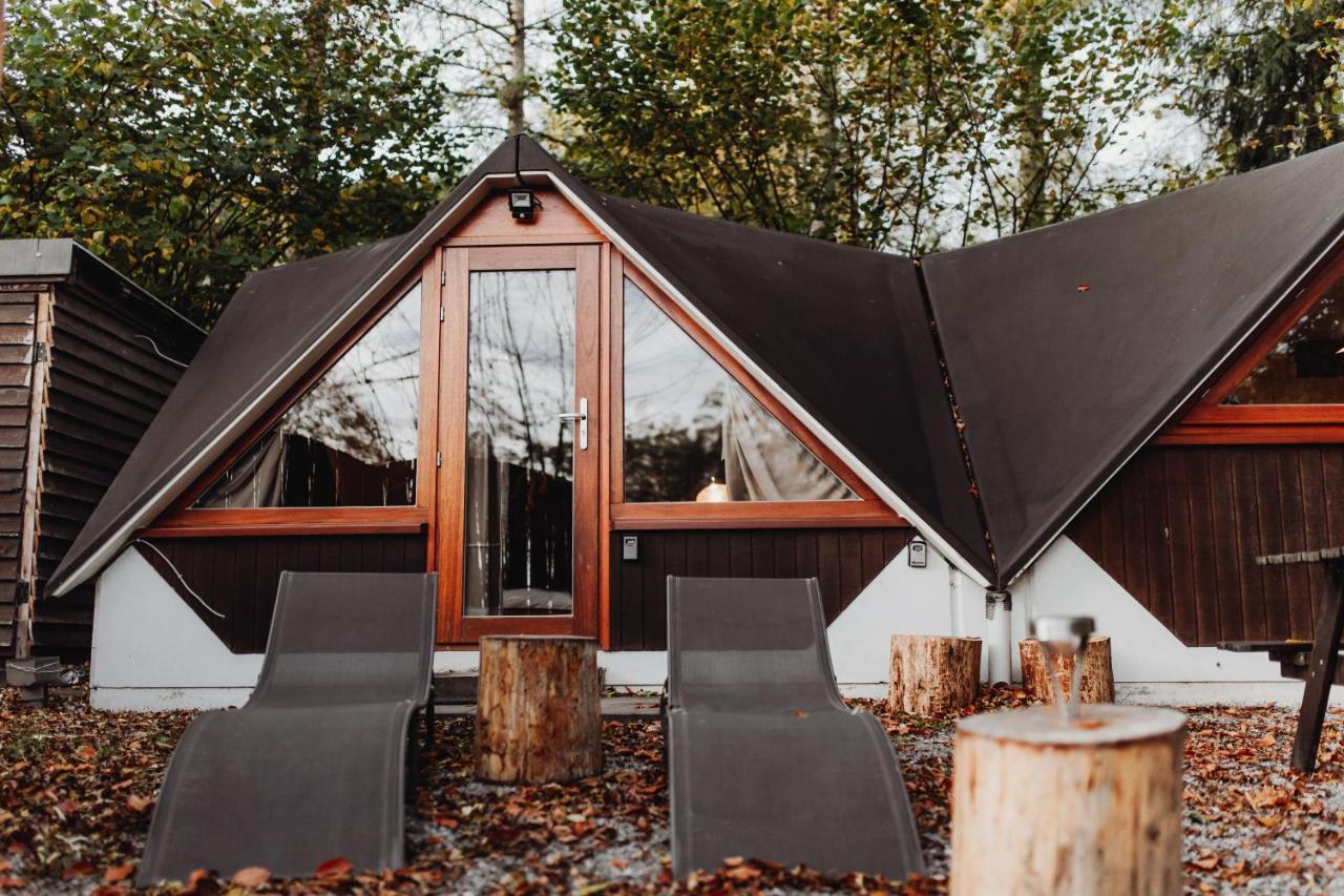 Chalet Tropical Avec Bain A Bulles - In The Woods Gesves Ngoại thất bức ảnh