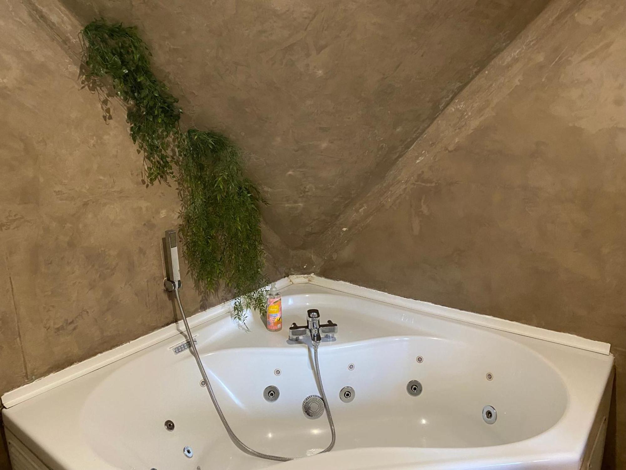 Chalet Tropical Avec Bain A Bulles - In The Woods Gesves Ngoại thất bức ảnh